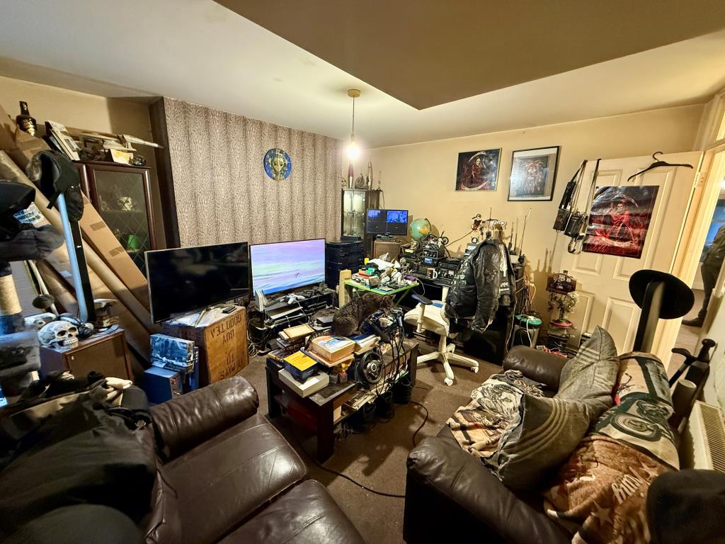 Lot: 152 - FREEHOLD RESIDENTIAL INVESTMENT - Basement - living room